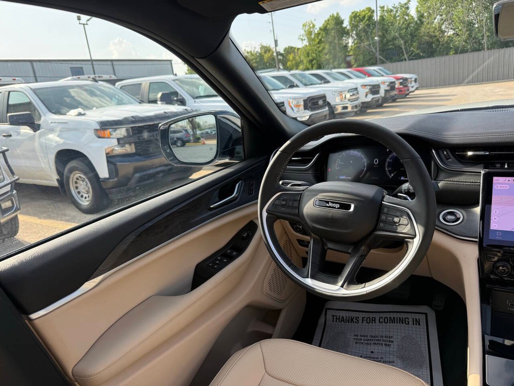 Jeep Grand Cherokee Vehicle Full-screen Gallery Image 17