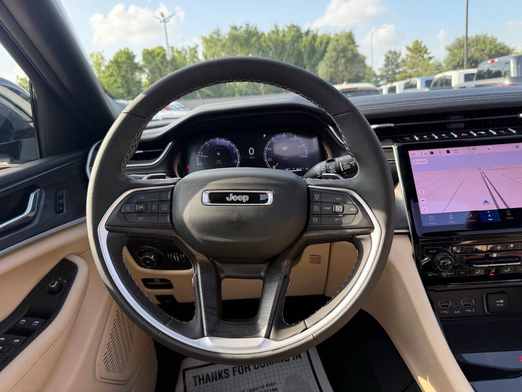Jeep Grand Cherokee Vehicle Full-screen Gallery Image 20