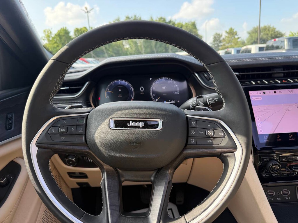 Jeep Grand Cherokee Vehicle Full-screen Gallery Image 21