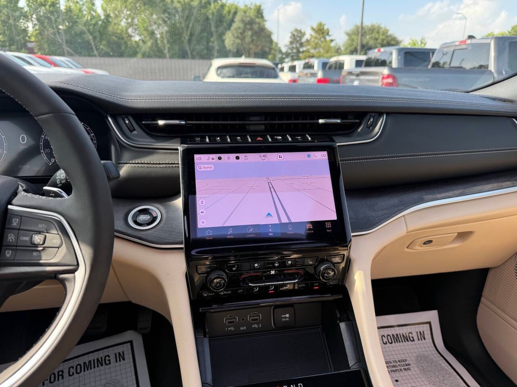 Jeep Grand Cherokee Vehicle Full-screen Gallery Image 22