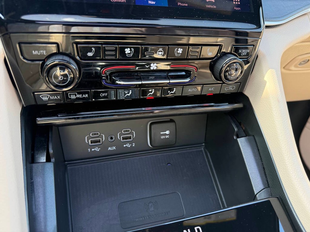 Jeep Grand Cherokee Vehicle Full-screen Gallery Image 26