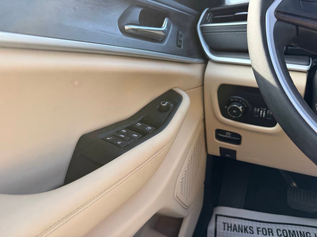 Jeep Grand Cherokee Vehicle Full-screen Gallery Image 28