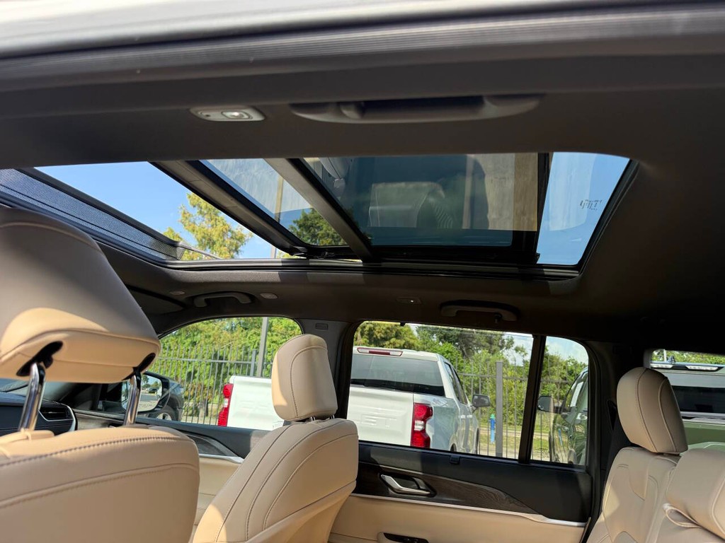 Jeep Grand Cherokee Vehicle Full-screen Gallery Image 30