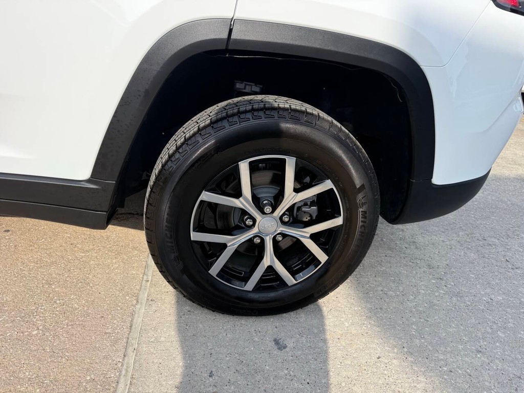 Jeep Grand Cherokee Vehicle Full-screen Gallery Image 35