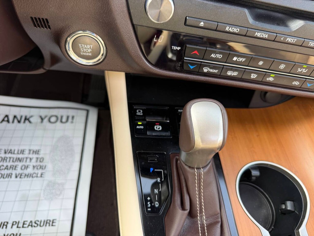 Lexus RX 350 Vehicle Full-screen Gallery Image 25