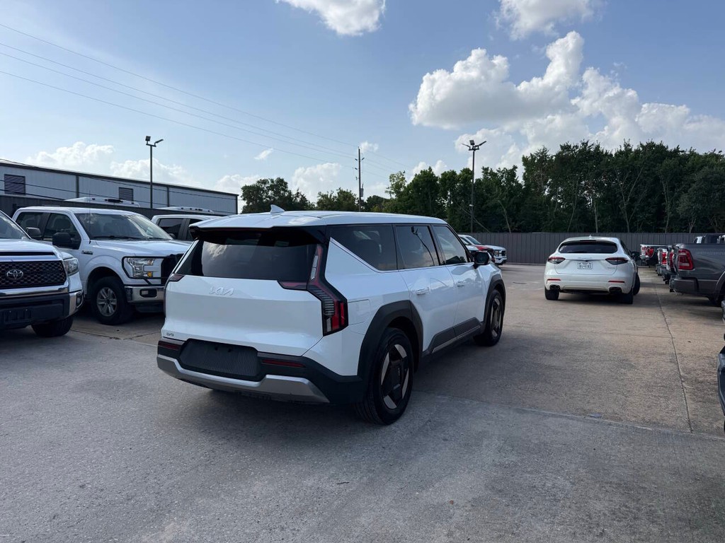 Kia EV9 Vehicle Full-screen Gallery Image 05