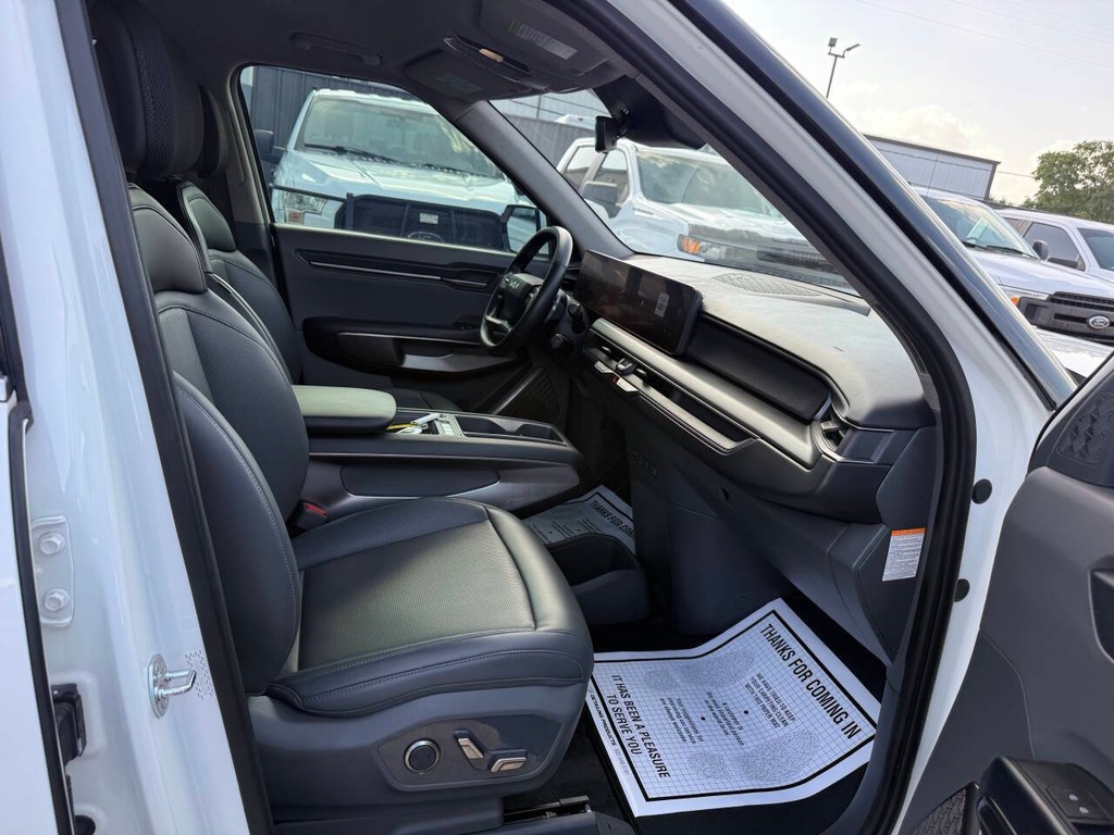 Kia EV9 Vehicle Full-screen Gallery Image 10