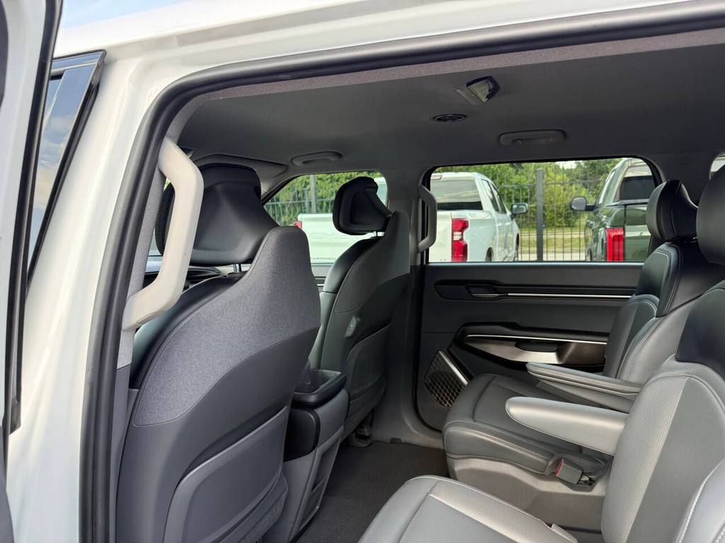 Kia EV9 Vehicle Full-screen Gallery Image 12