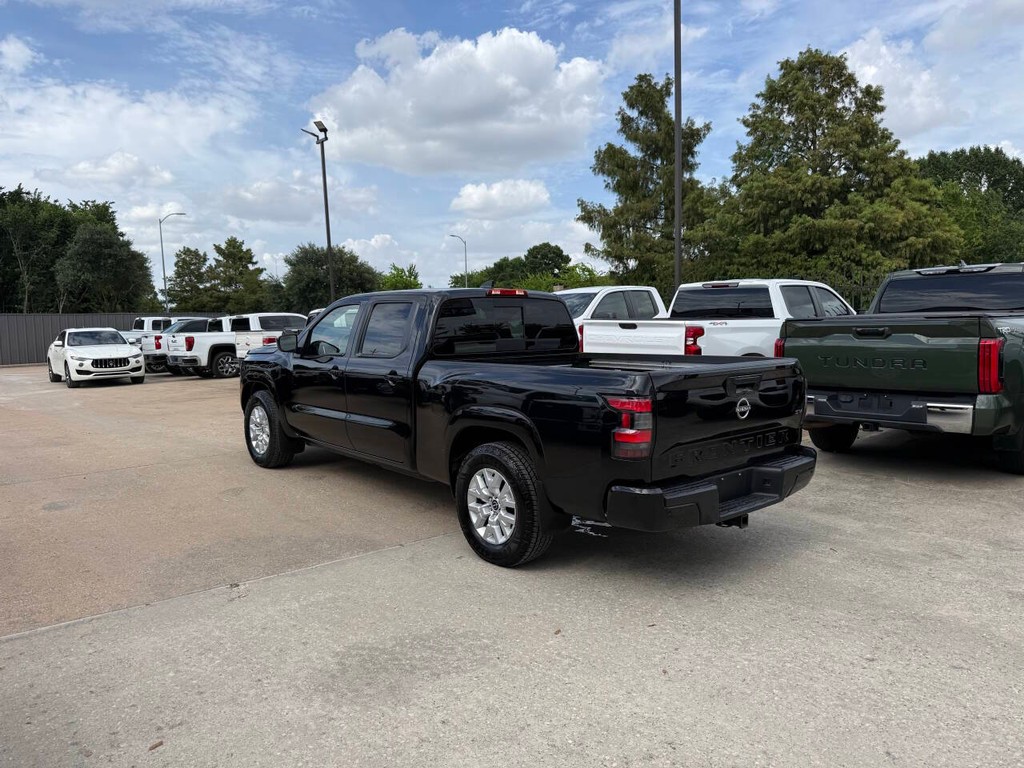 Nissan Frontier Vehicle Full-screen Gallery Image 04