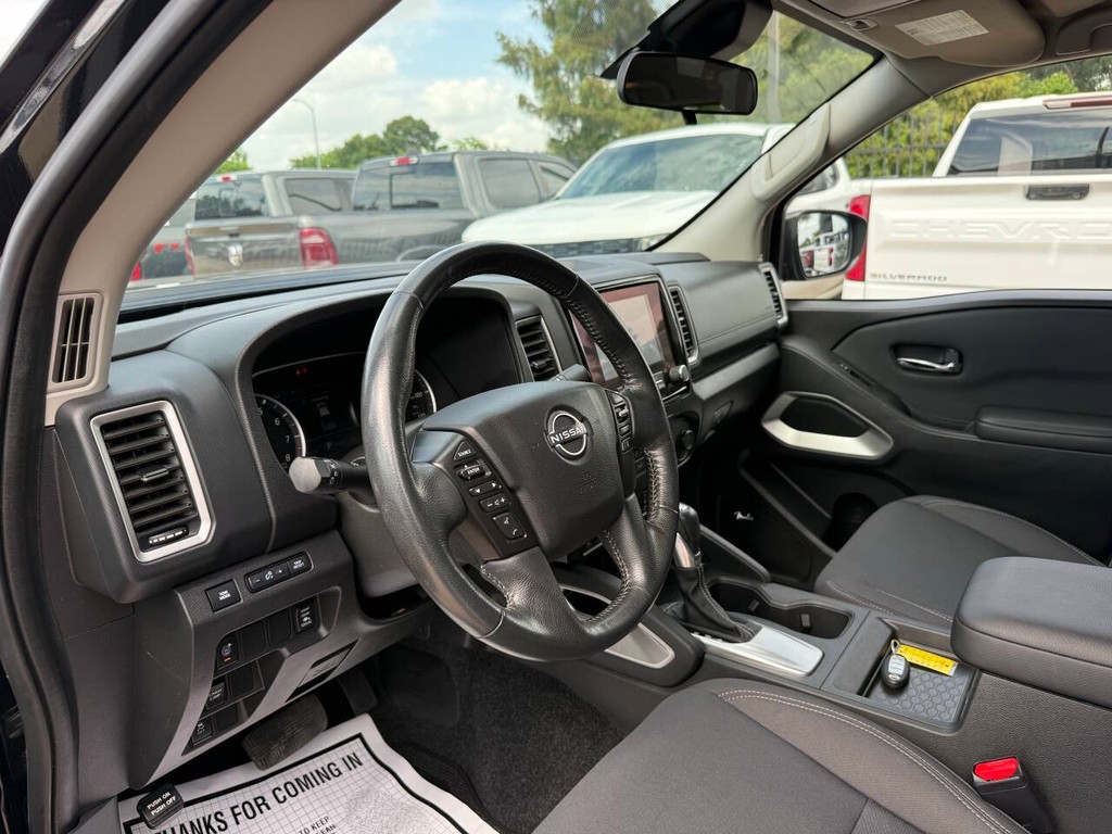 Nissan Frontier Vehicle Full-screen Gallery Image 06