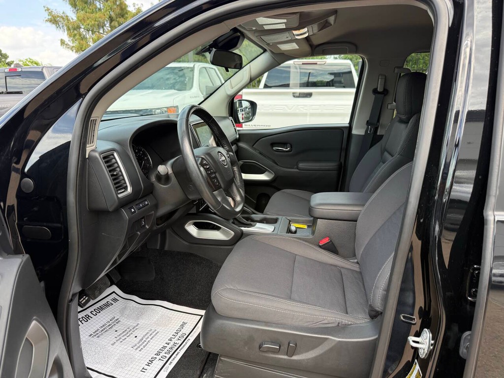 Nissan Frontier Vehicle Full-screen Gallery Image 07