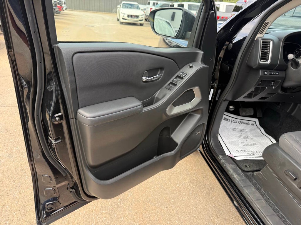 Nissan Frontier Vehicle Full-screen Gallery Image 08
