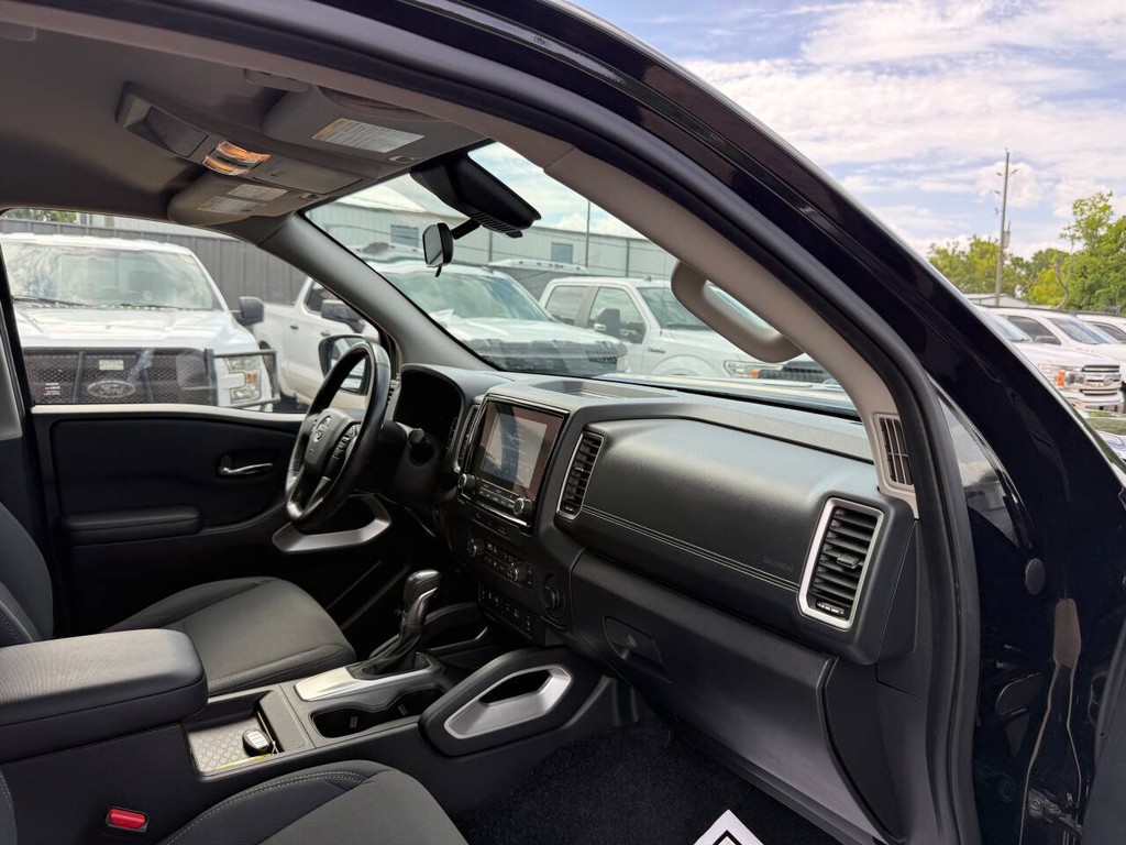 Nissan Frontier Vehicle Full-screen Gallery Image 09