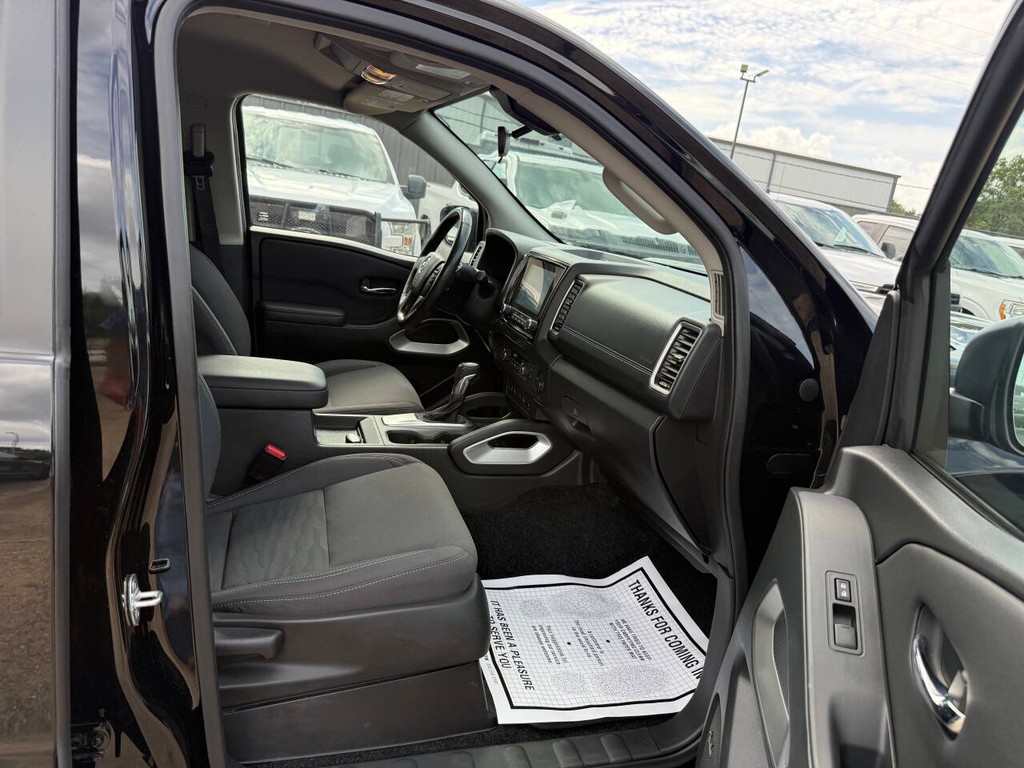 Nissan Frontier Vehicle Full-screen Gallery Image 10