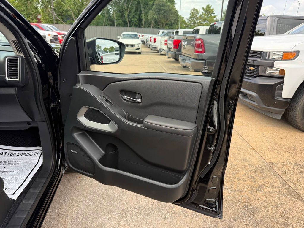 Nissan Frontier Vehicle Full-screen Gallery Image 11