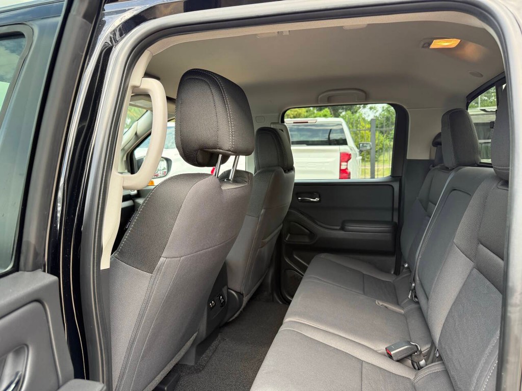 Nissan Frontier Vehicle Full-screen Gallery Image 12