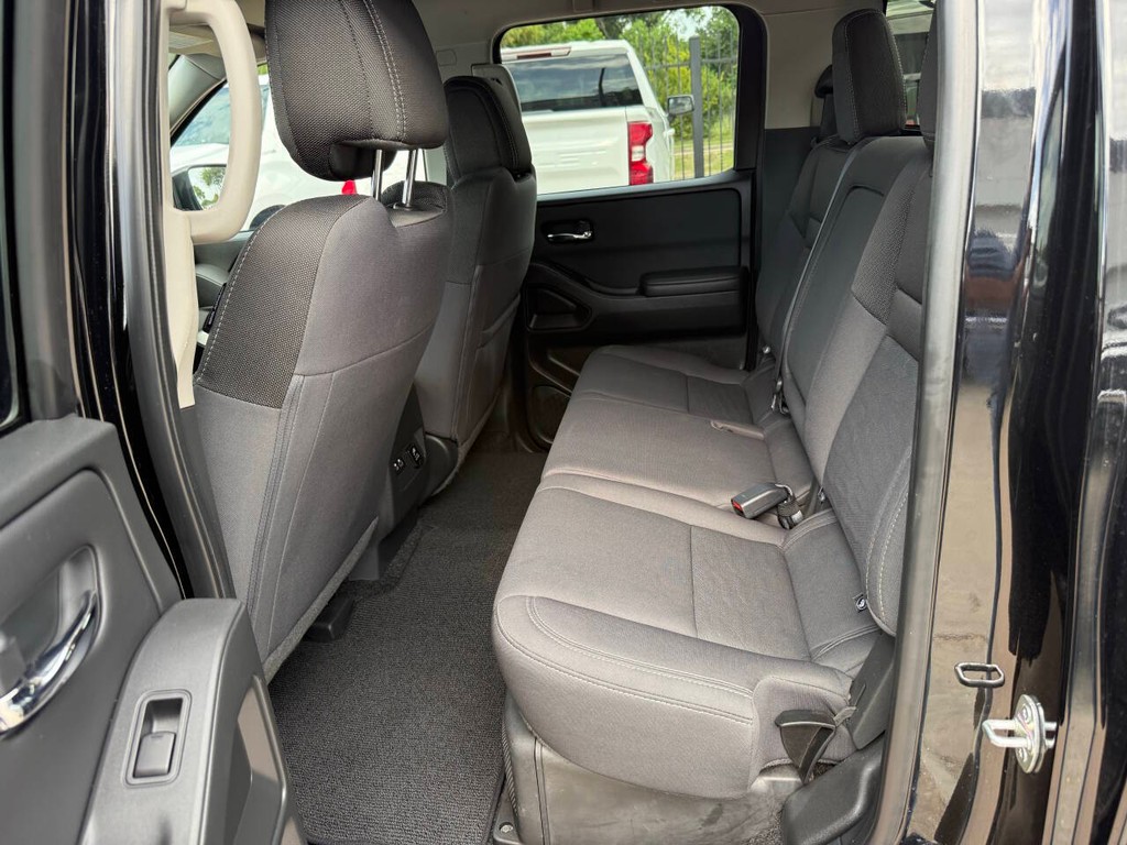 Nissan Frontier Vehicle Full-screen Gallery Image 13