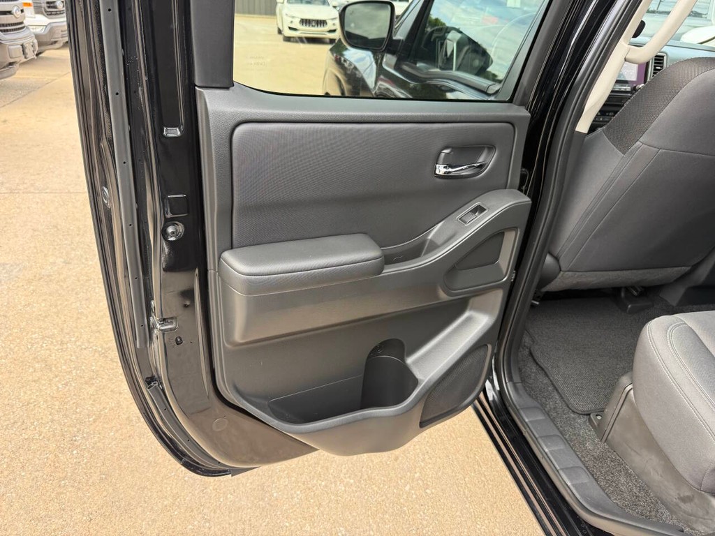 Nissan Frontier Vehicle Full-screen Gallery Image 14