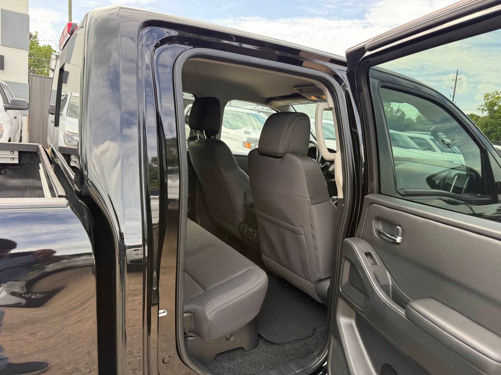 Nissan Frontier Vehicle Full-screen Gallery Image 15