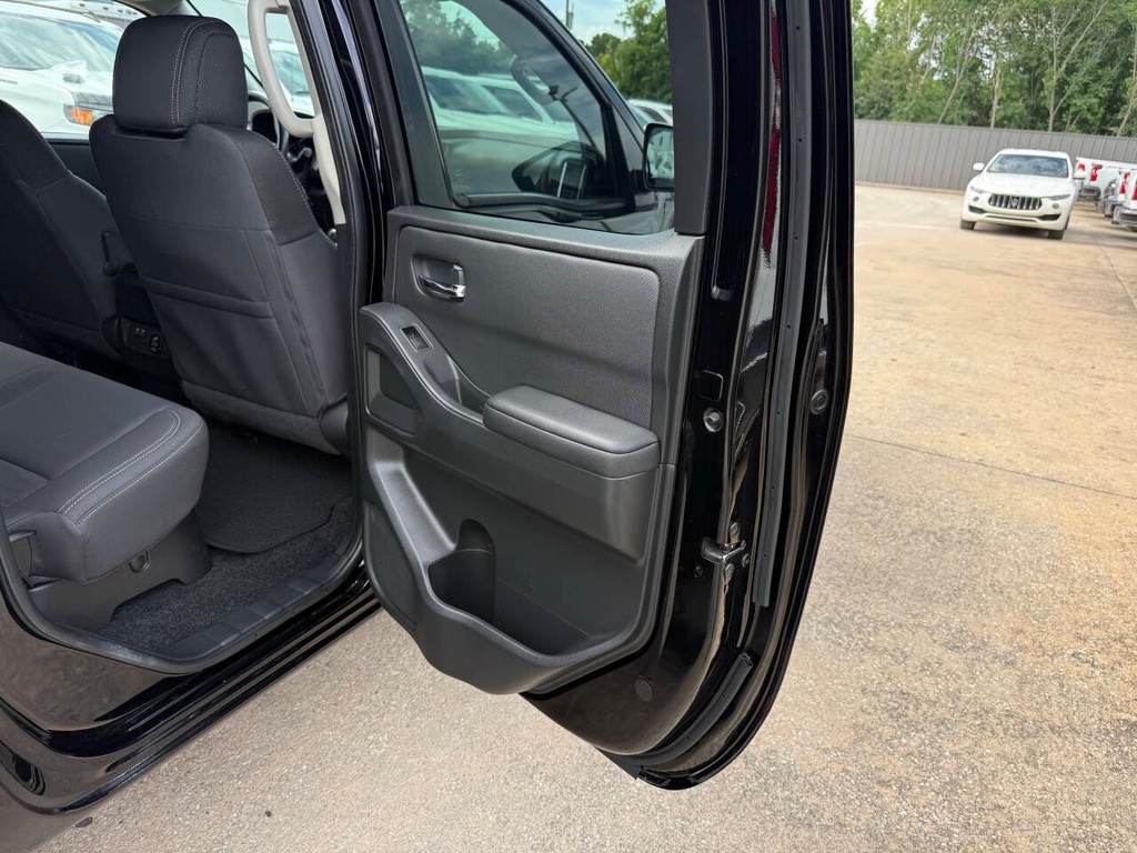 Nissan Frontier Vehicle Full-screen Gallery Image 16