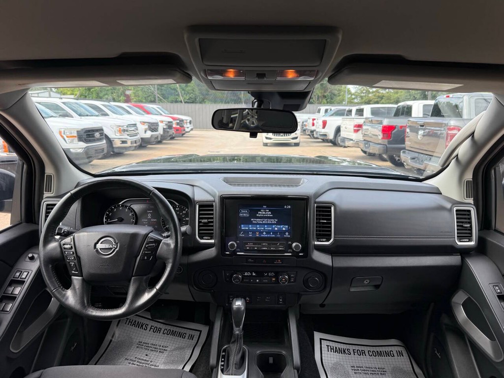 Nissan Frontier Vehicle Full-screen Gallery Image 17