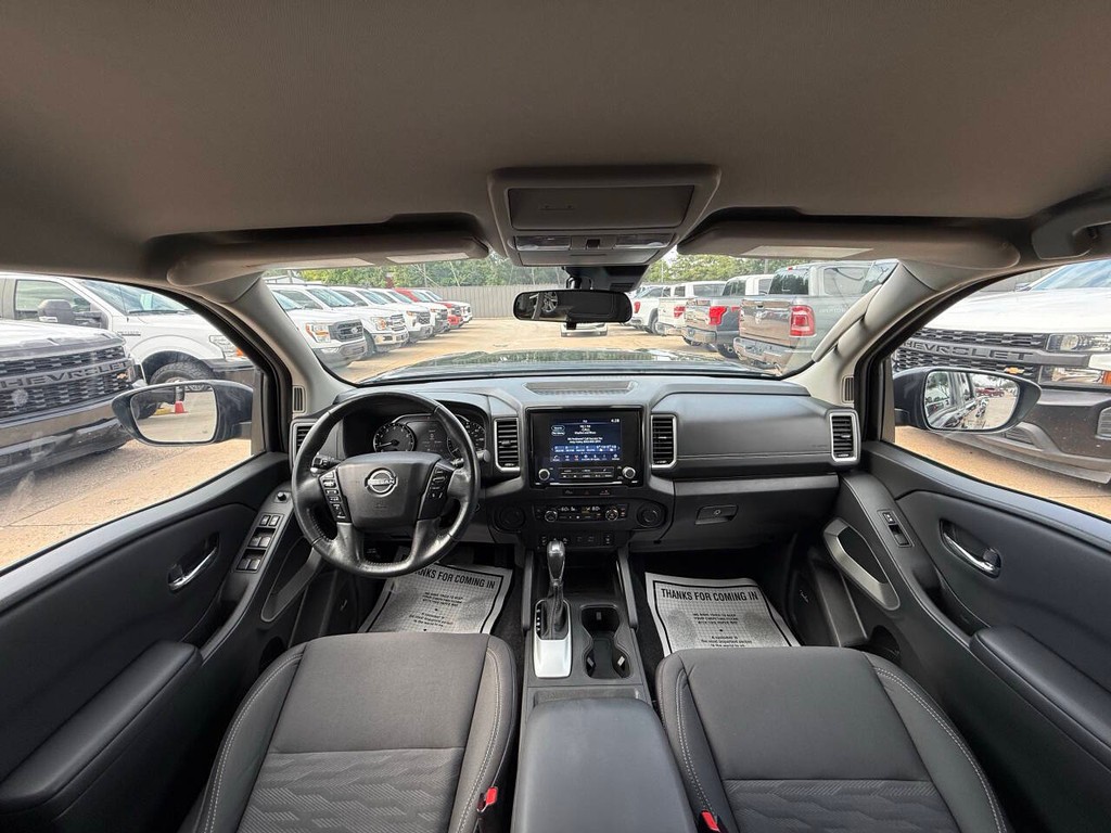 Nissan Frontier Vehicle Full-screen Gallery Image 18