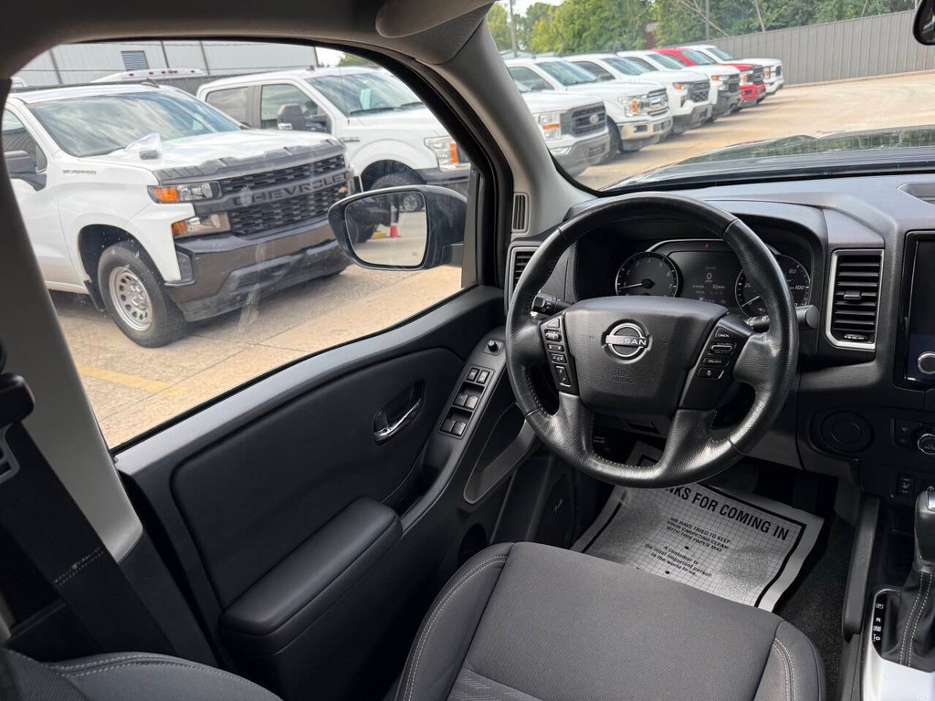 Nissan Frontier Vehicle Full-screen Gallery Image 19