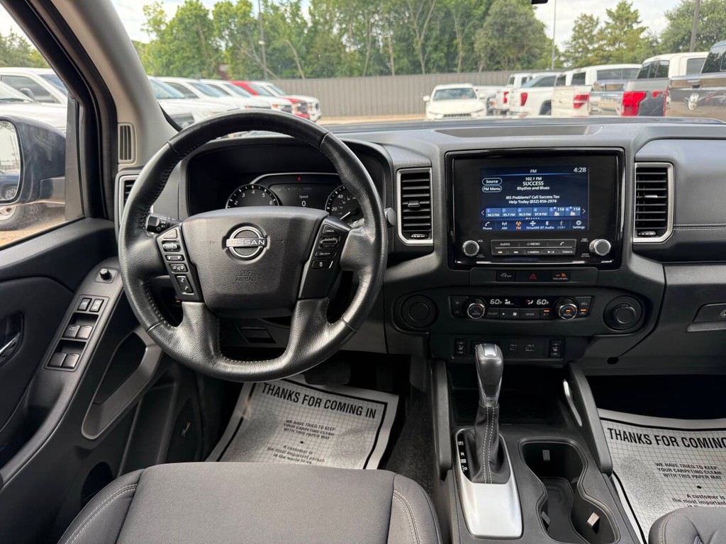 Nissan Frontier Vehicle Full-screen Gallery Image 21