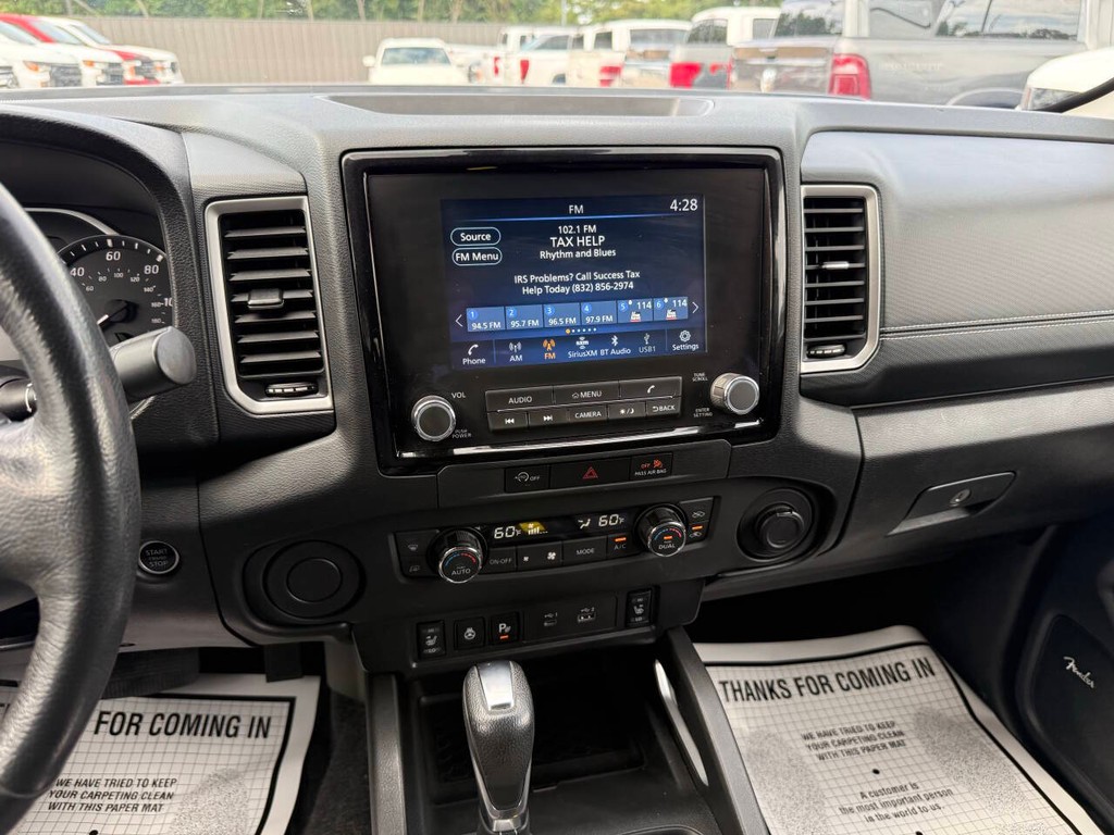Nissan Frontier Vehicle Full-screen Gallery Image 24