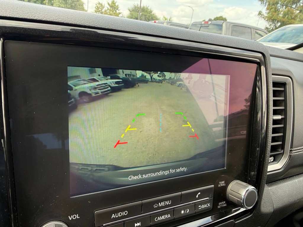 Nissan Frontier Vehicle Full-screen Gallery Image 26
