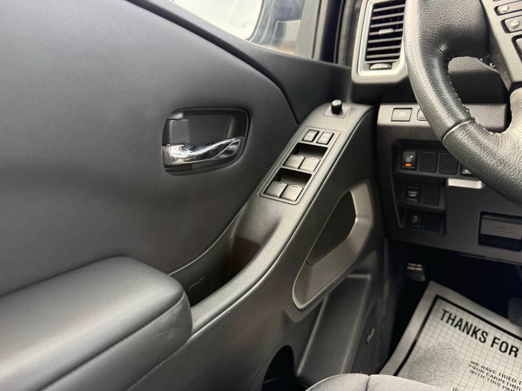 Nissan Frontier Vehicle Full-screen Gallery Image 32