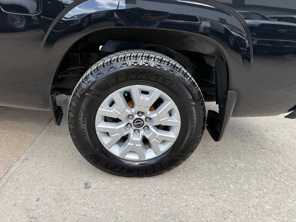 Nissan Frontier Vehicle Full-screen Gallery Image 35