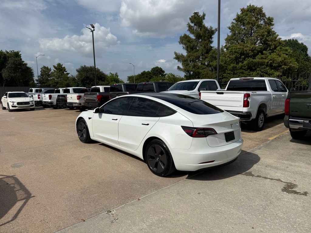 Tesla Model 3 Vehicle Full-screen Gallery Image 04
