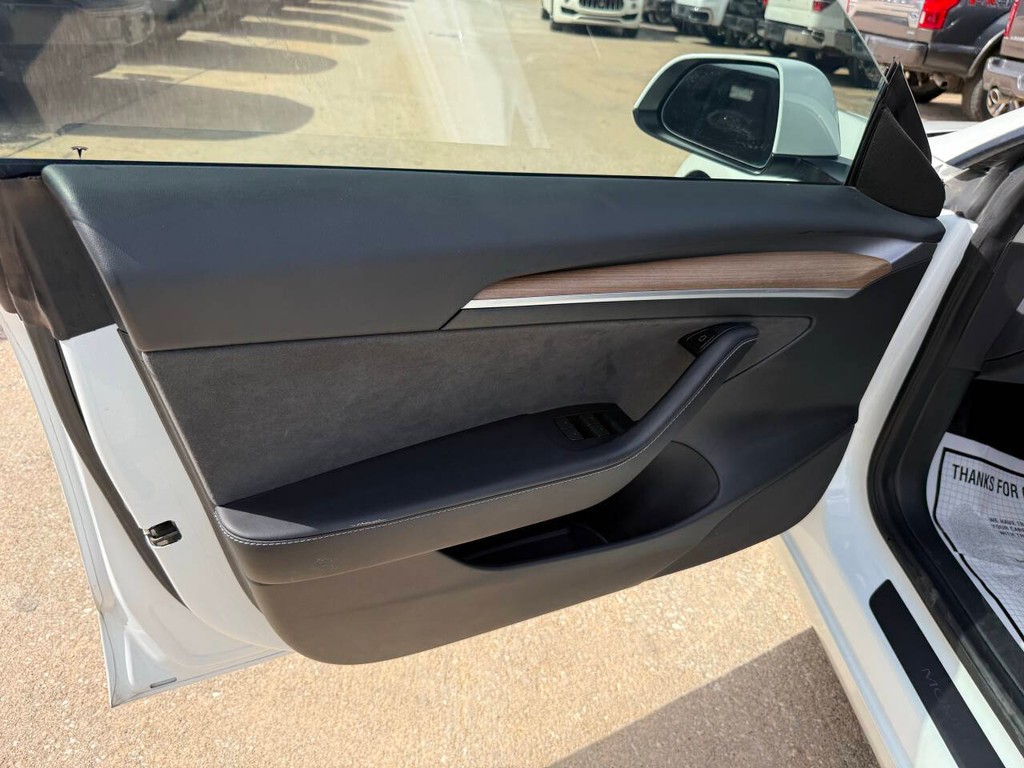 Tesla Model 3 Vehicle Full-screen Gallery Image 08