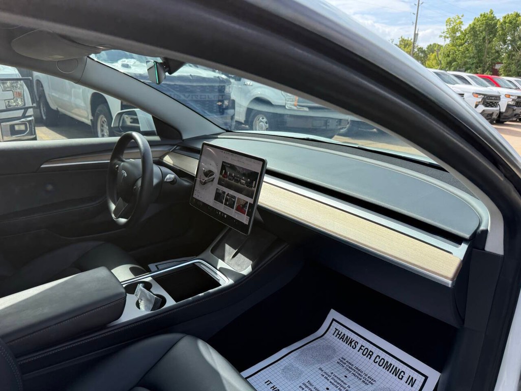 Tesla Model 3 Vehicle Full-screen Gallery Image 09