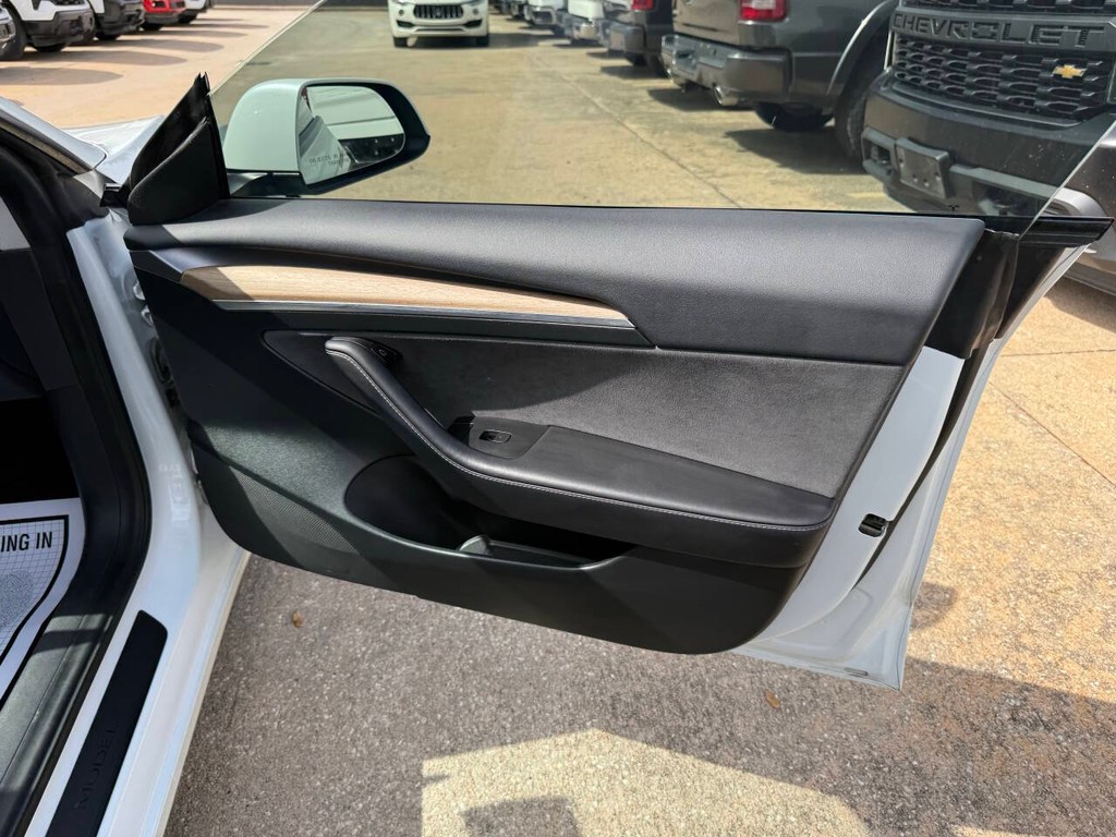 Tesla Model 3 Vehicle Full-screen Gallery Image 11