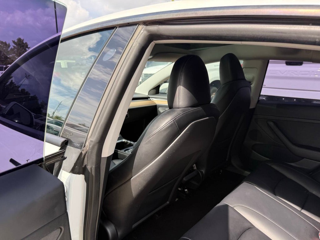 Tesla Model 3 Vehicle Full-screen Gallery Image 12