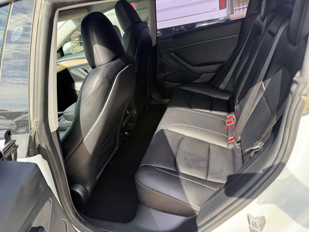 Tesla Model 3 Vehicle Full-screen Gallery Image 13