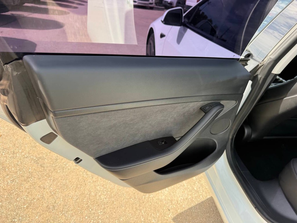Tesla Model 3 Vehicle Full-screen Gallery Image 14
