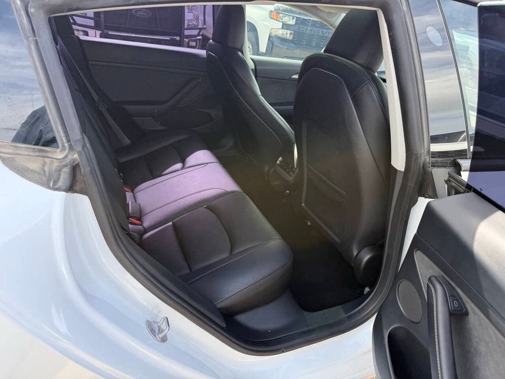 Tesla Model 3 Vehicle Full-screen Gallery Image 15