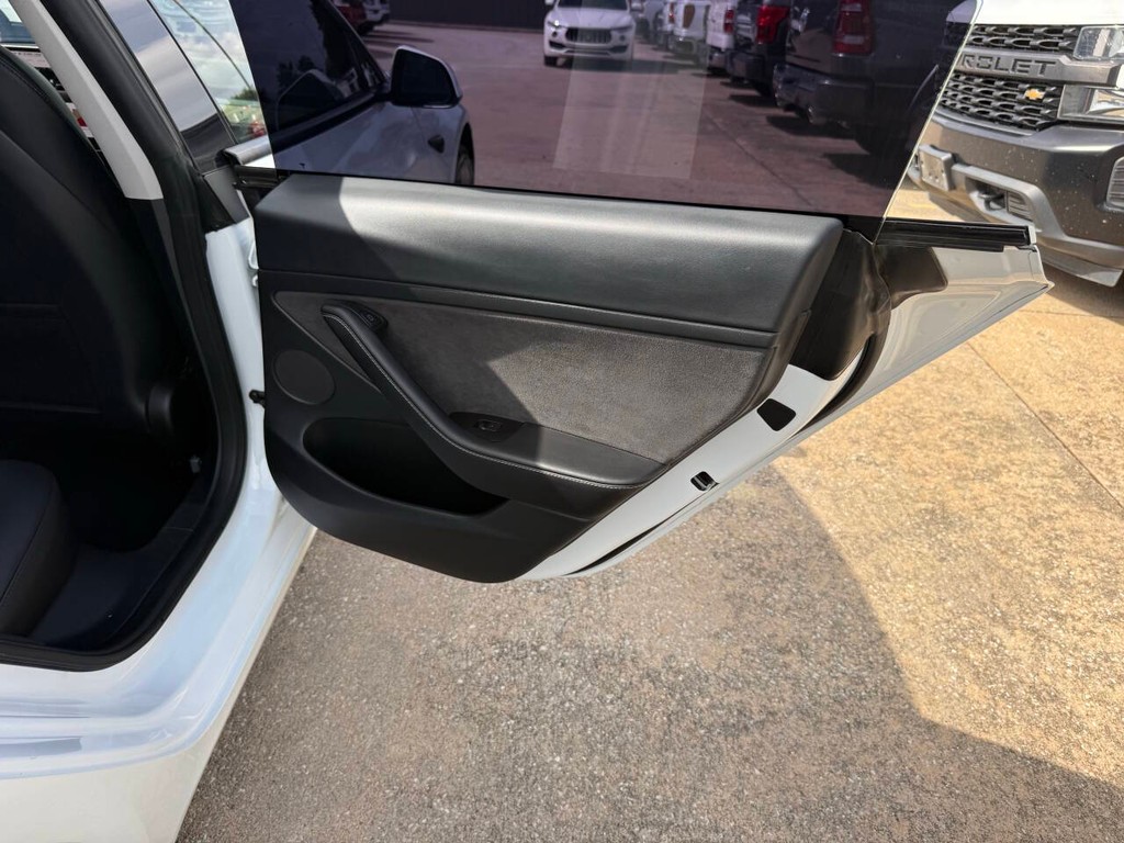 Tesla Model 3 Vehicle Full-screen Gallery Image 16