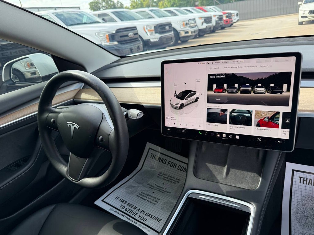 Tesla Model 3 Vehicle Full-screen Gallery Image 19