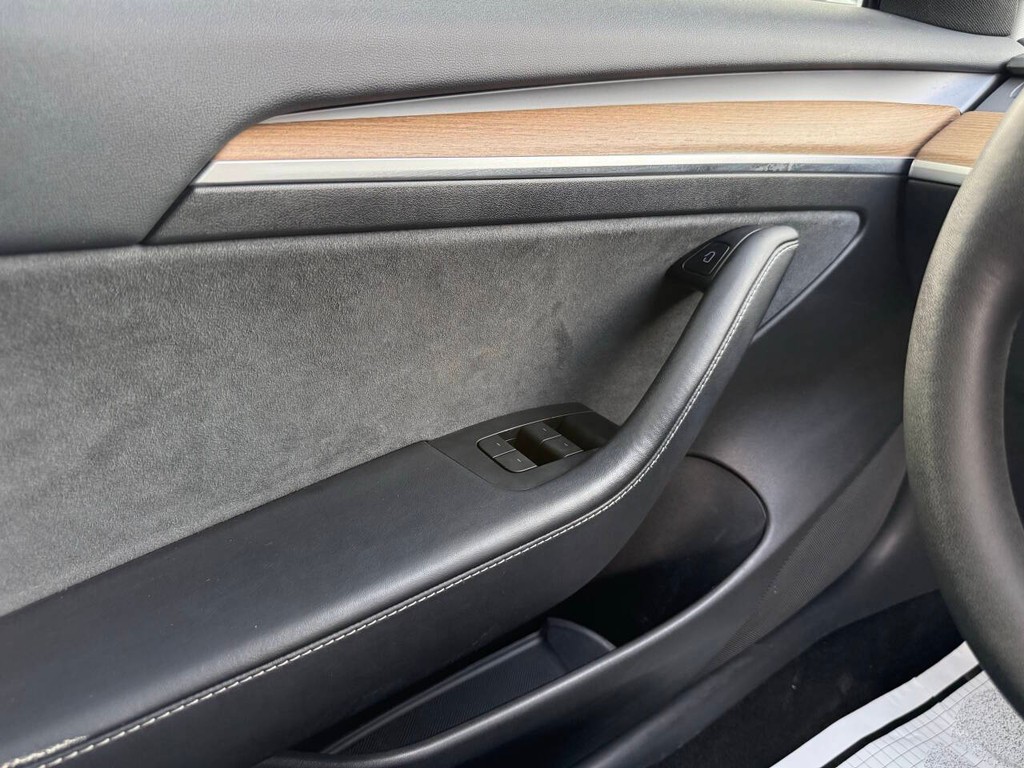 Tesla Model 3 Vehicle Full-screen Gallery Image 27