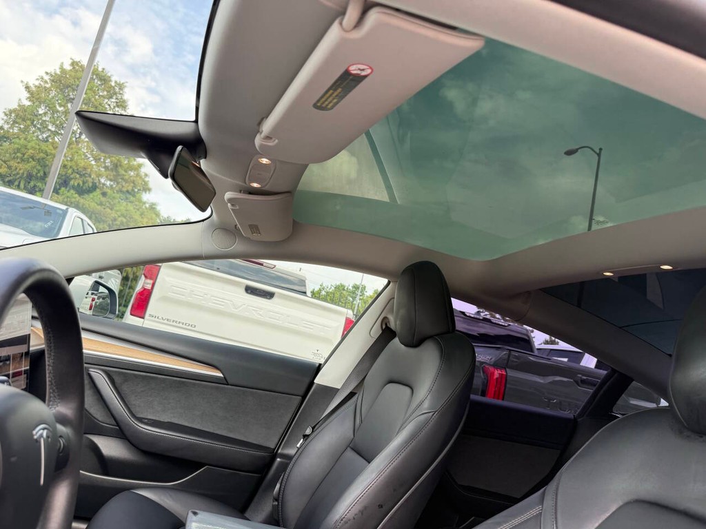 Tesla Model 3 Vehicle Full-screen Gallery Image 29