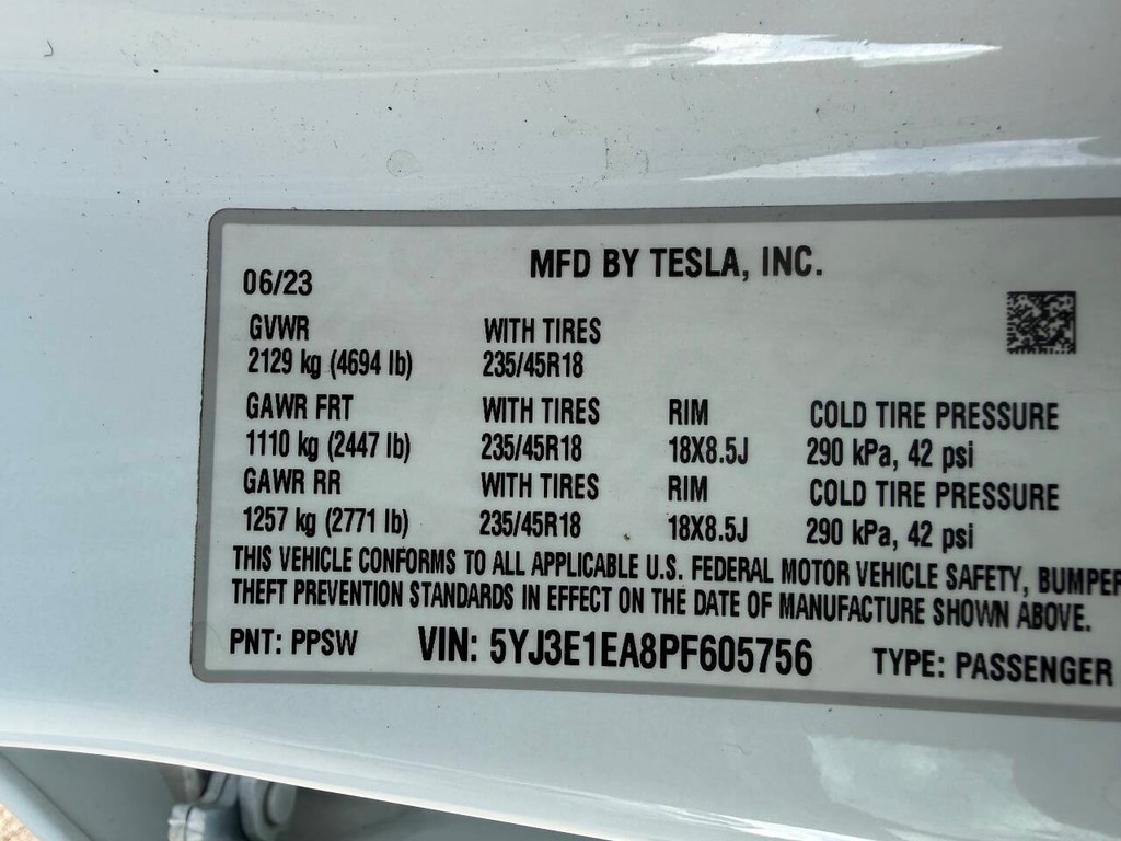 Tesla Model 3 Vehicle Full-screen Gallery Image 31