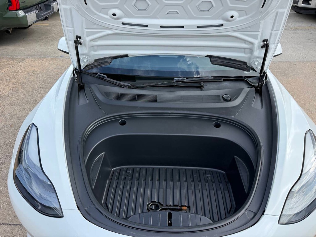 Tesla Model 3 Vehicle Full-screen Gallery Image 32