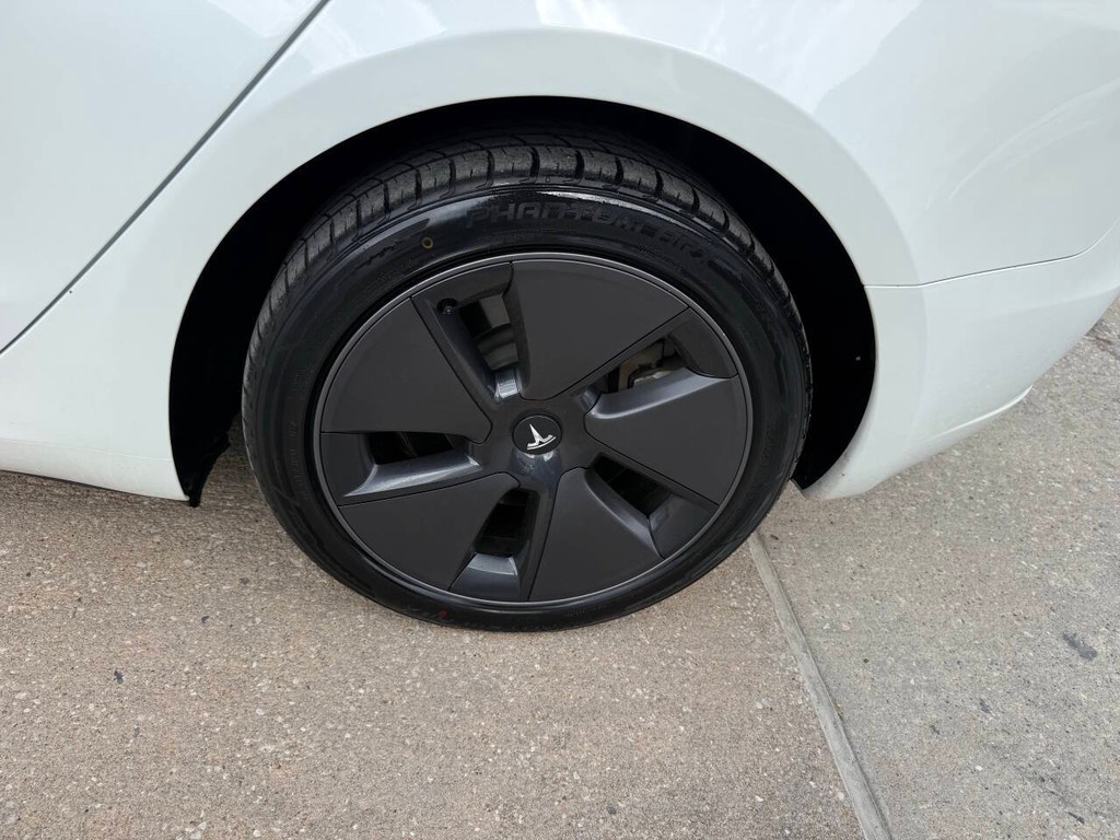 Tesla Model 3 Vehicle Full-screen Gallery Image 33