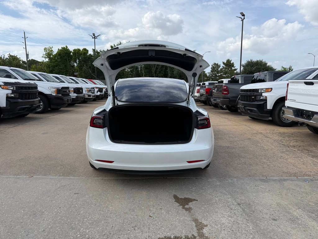 Tesla Model 3 Vehicle Full-screen Gallery Image 34