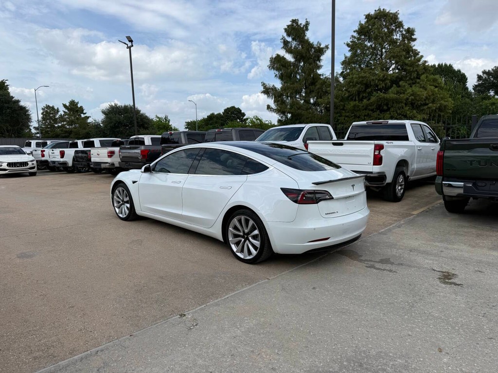 Tesla Model 3 Vehicle Full-screen Gallery Image 04