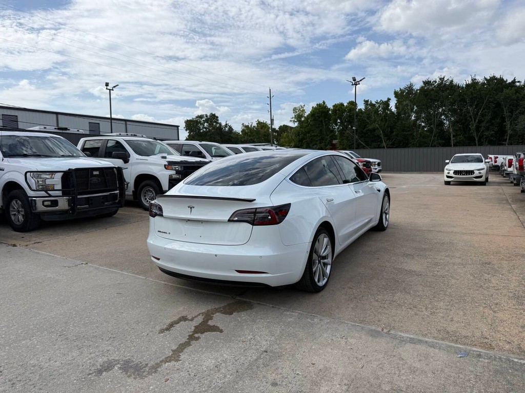 Tesla Model 3 Vehicle Full-screen Gallery Image 05